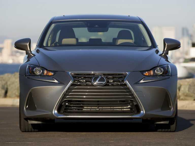 Lexus IS 2021 gris desde la parte delantera