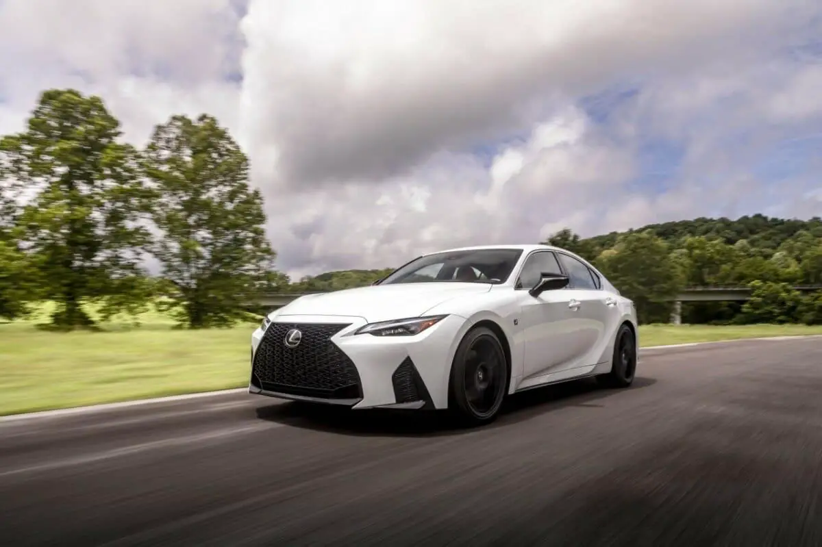 Lexus IS350 F Sport blanco en movimiento - Historia del vehículo