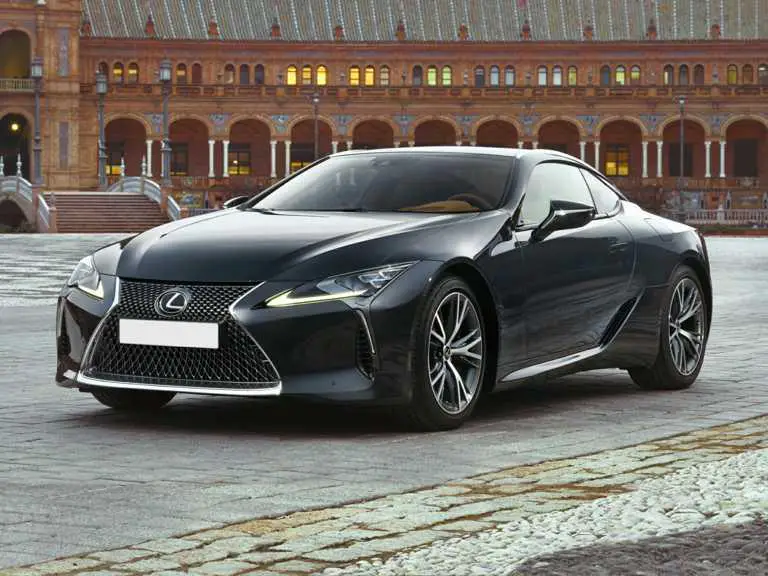 Lexus LC 2021 negro desde el lado del conductor delantero