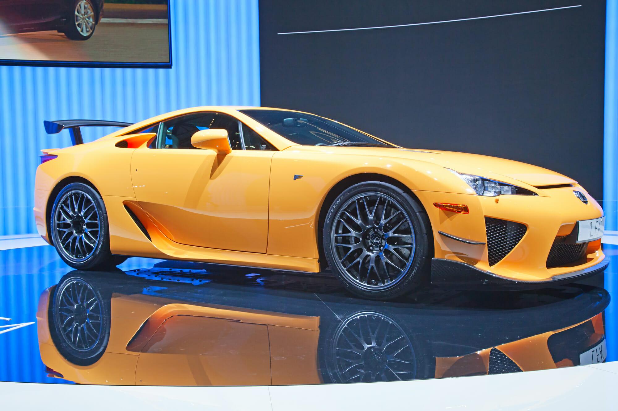 Lexus LFA naranja desde el lado del pasajero