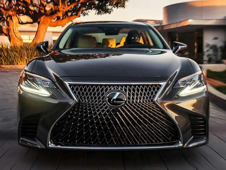 Lexus LS 2020 azul desde la parte delantera