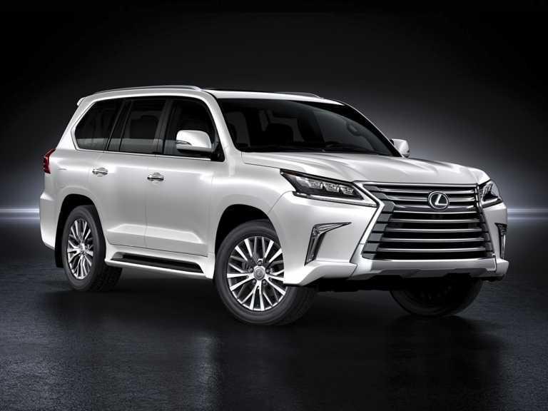 Lexus LX 2021 blanco desde el lado del pasajero delantero