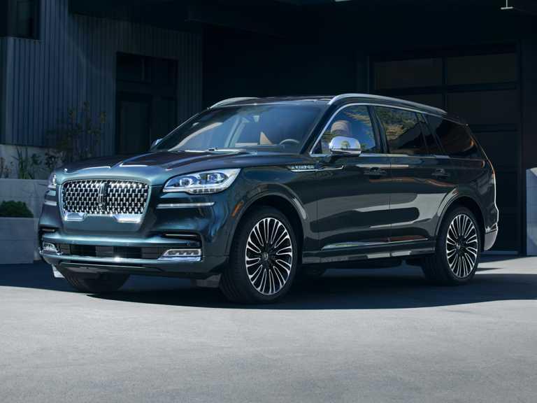 Lincoln Aviator 2021 negro desde el lado del conductor delantero