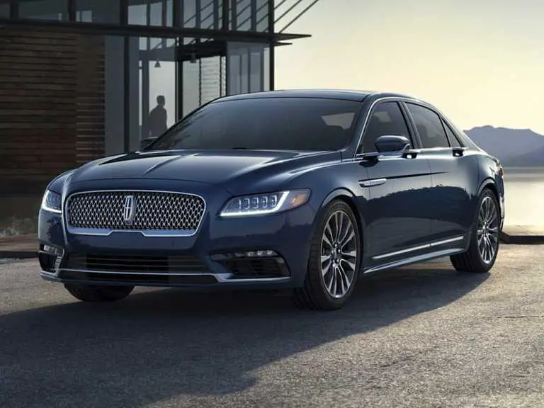 Lincoln Continental 2020 azul desde el lado del conductor delantero