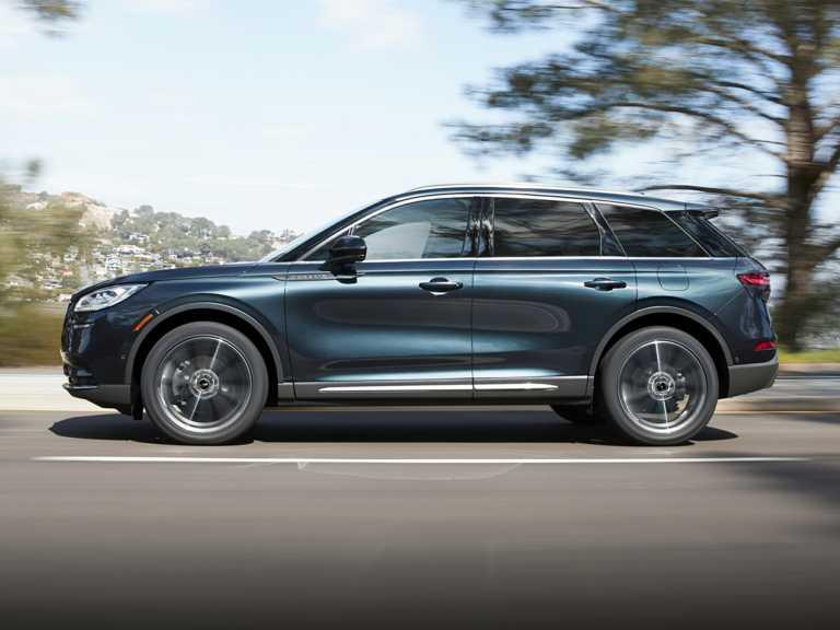 Lincoln Corsair 2020 azul en movimiento