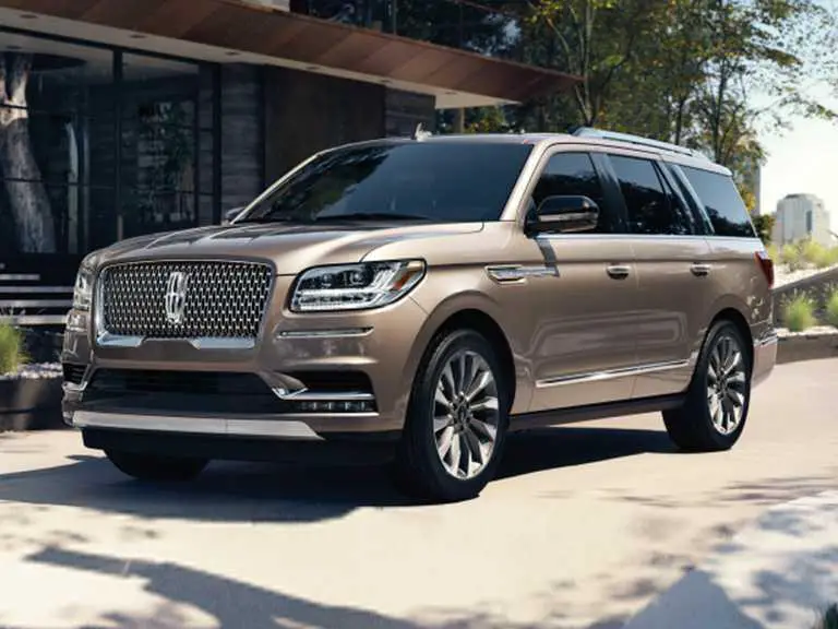 Lincoln Navigator 2020 de bronce desde el lado del conductor delantero