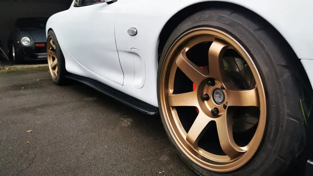 ¿Qué llantas de bronce son las mejores para un coche blanco?