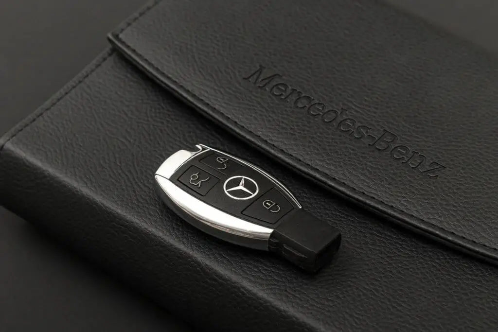 Llave Mercedes Benz con cartera de cuero negro