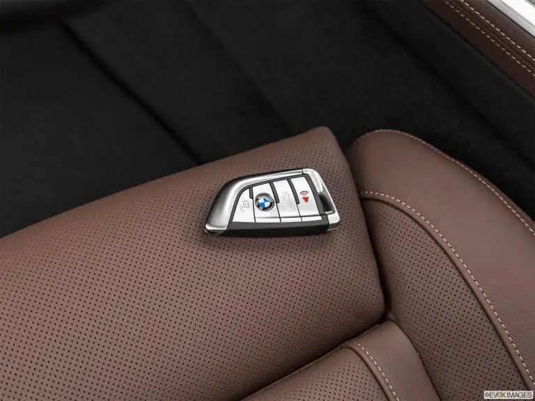Llavero BMW X2020 5 en el asiento