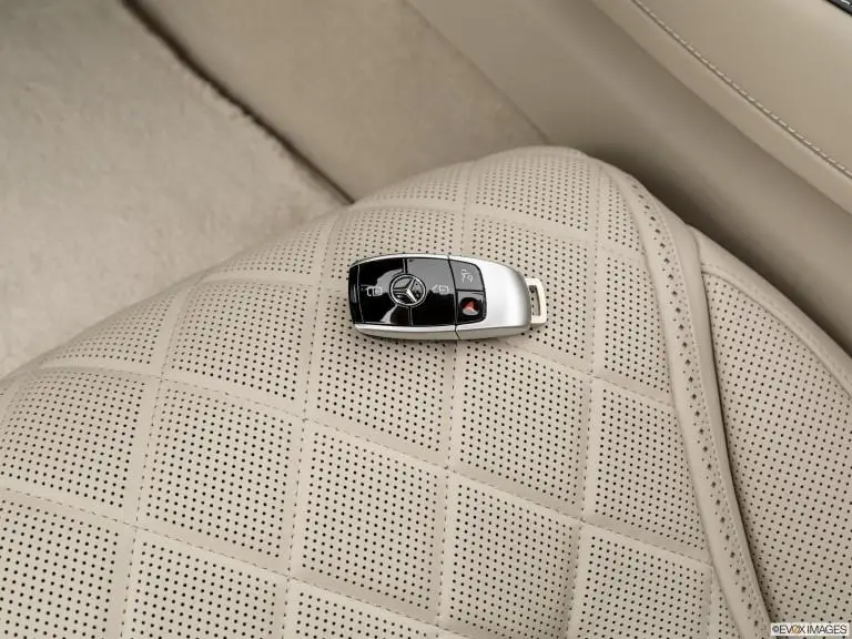 Llavero Mercedes-Benz Clase S 2020 en el asiento