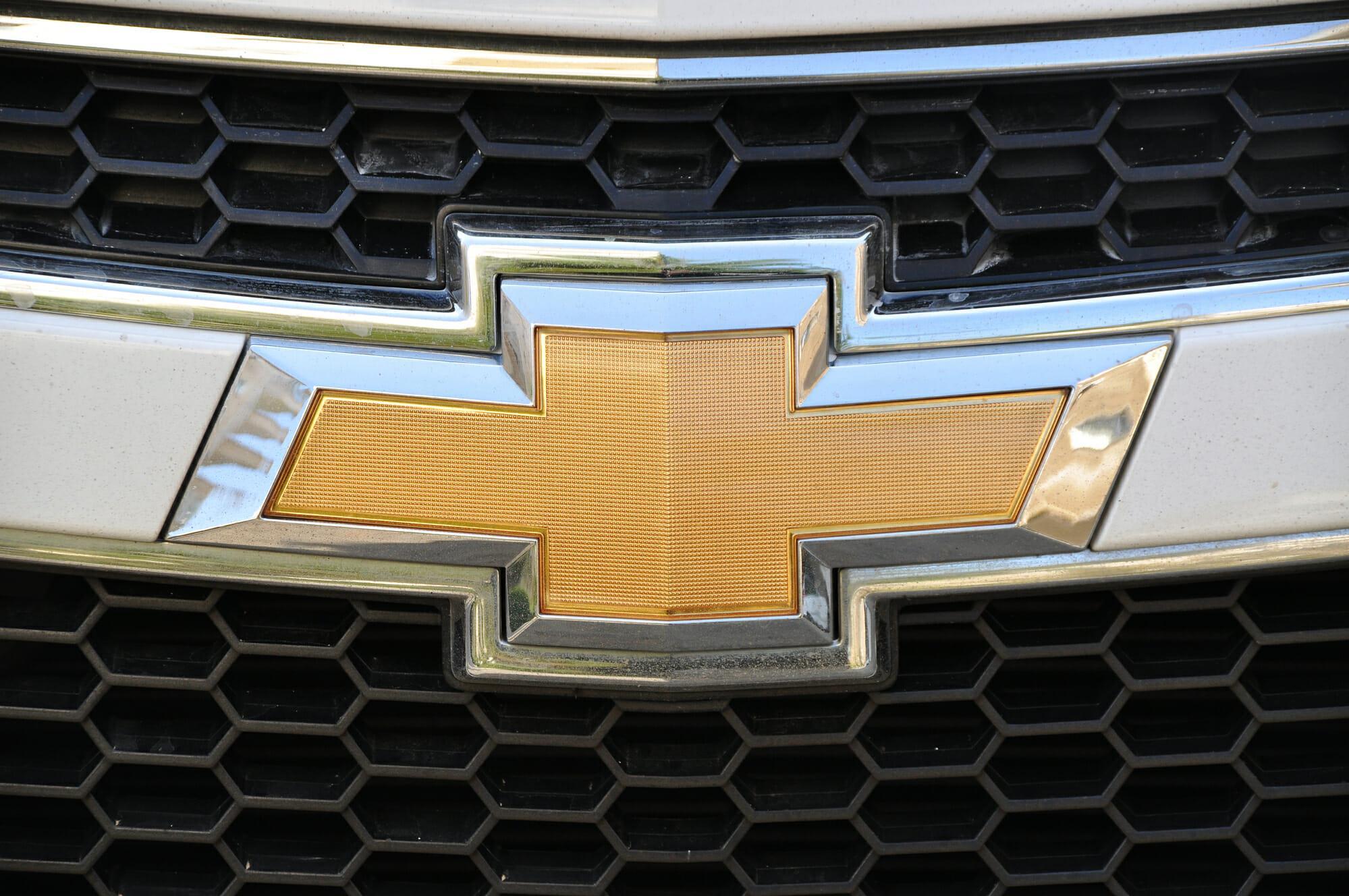 Logotipo de Chevrolet en la fachada del edificio moderno. Renderizado 3D editorial