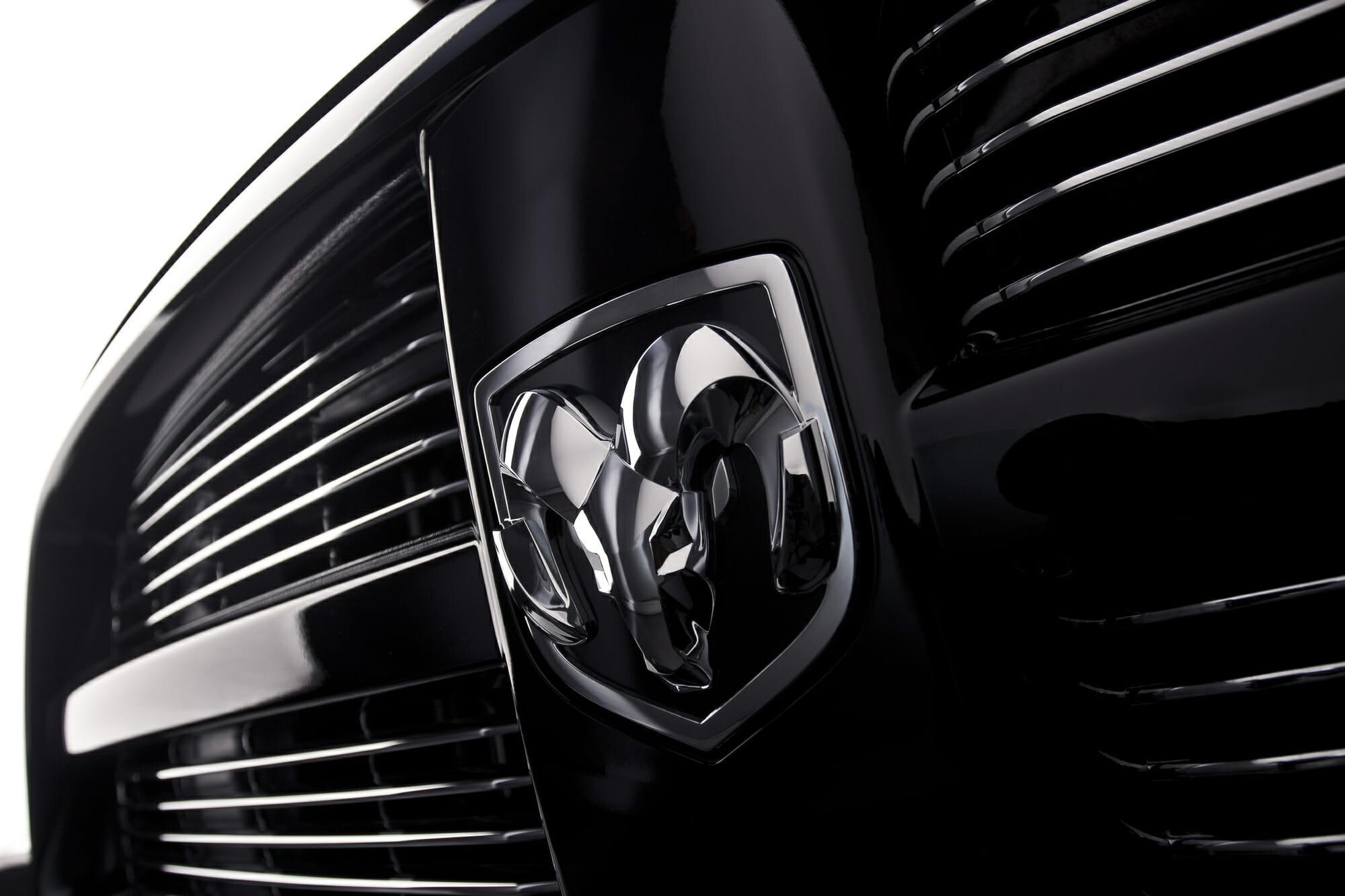 Logotipo de Dodge Ram en la parte delantera de la camioneta