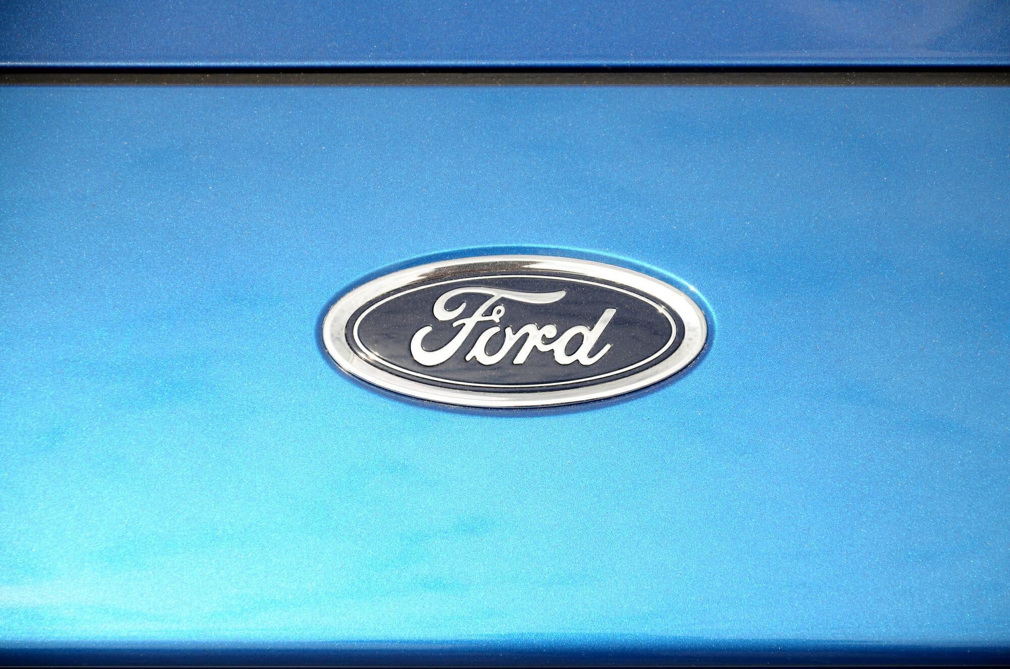 Logotipo de Ford en el coche azul