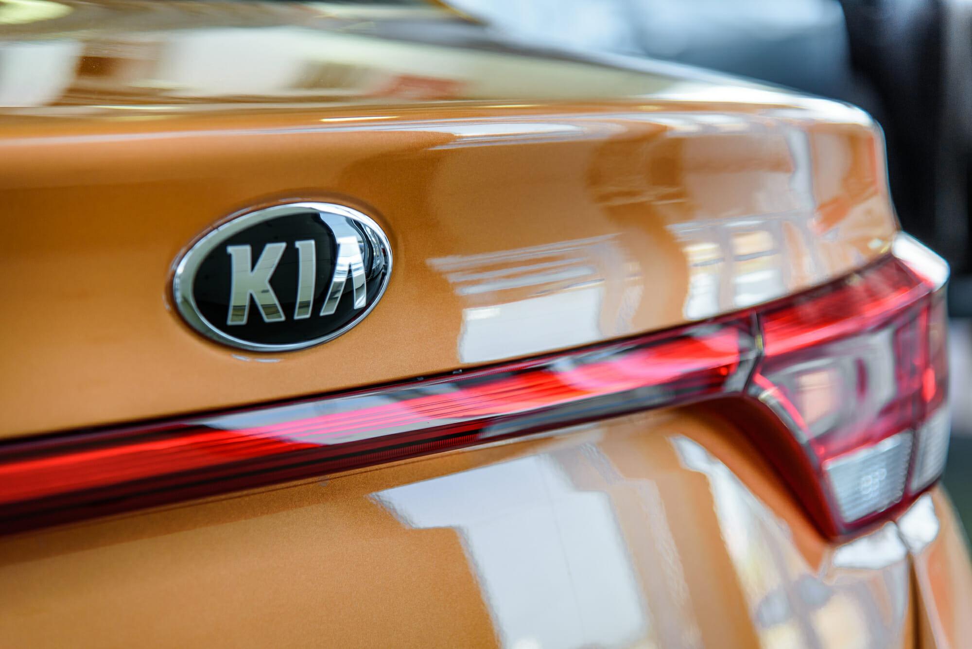 Logotipo de Kia en la parte trasera de un automóvil