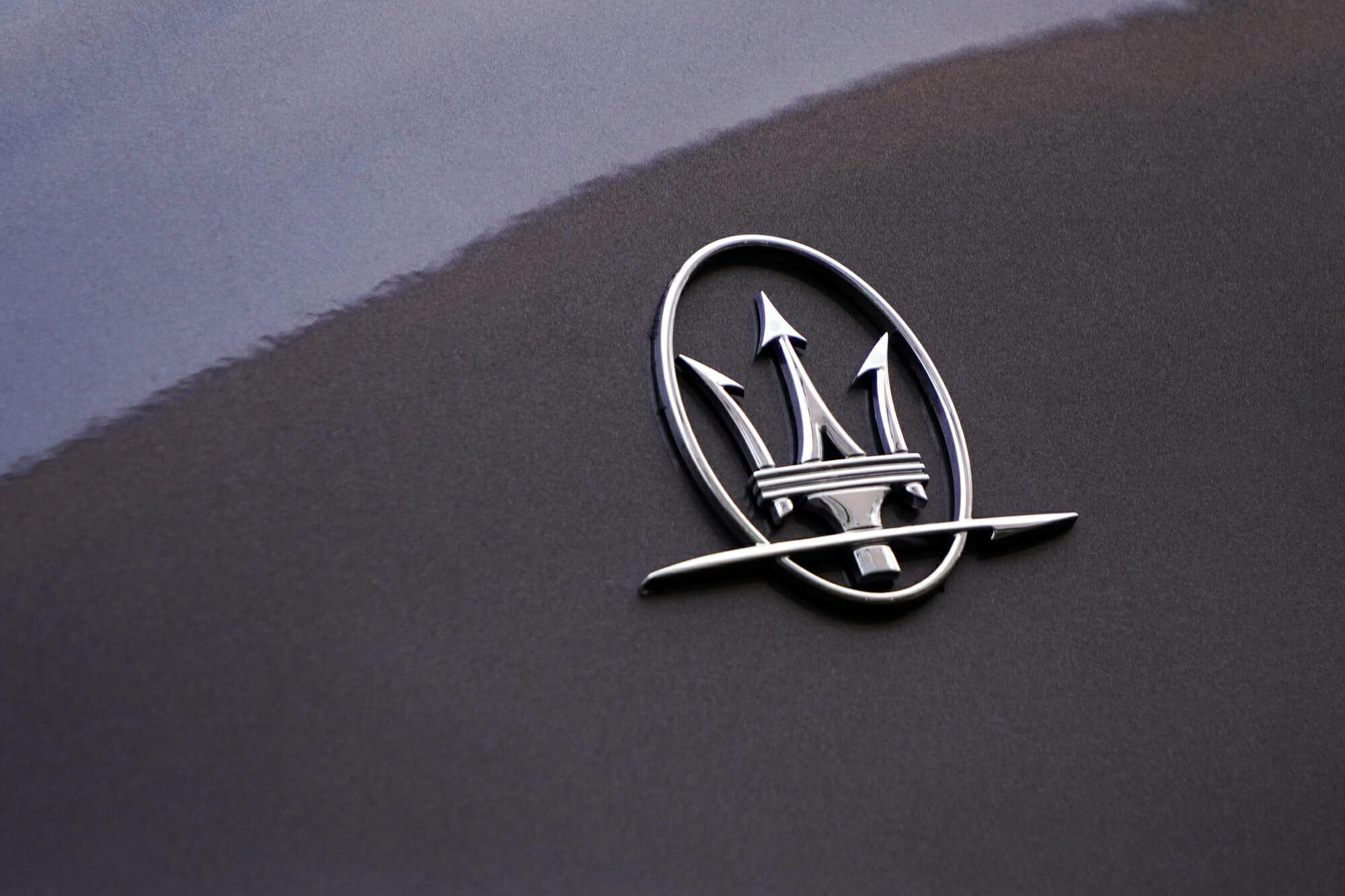 Logotipo Maserati gris