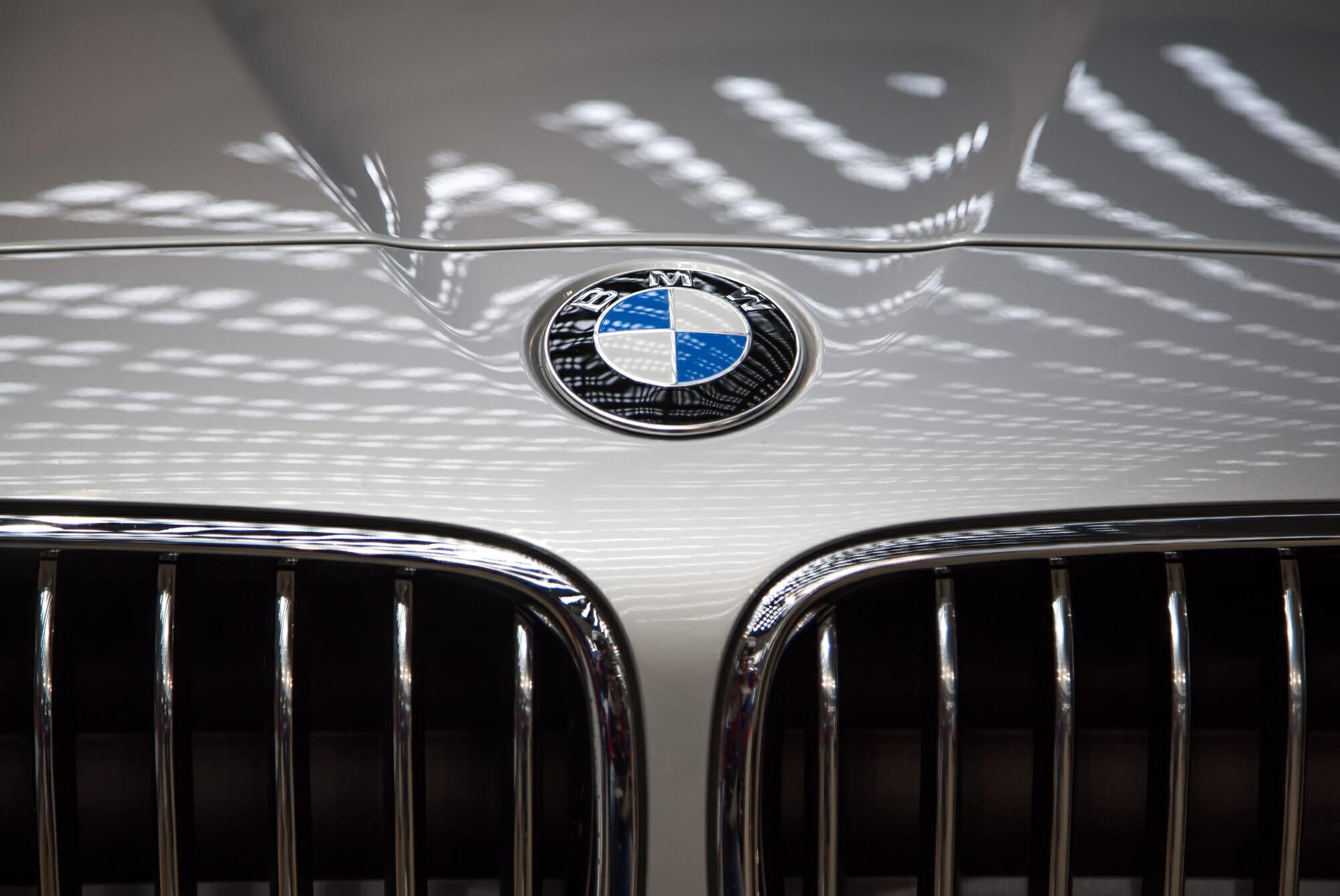 Logotipo plateado de BMW Logotipo plateado de BMW