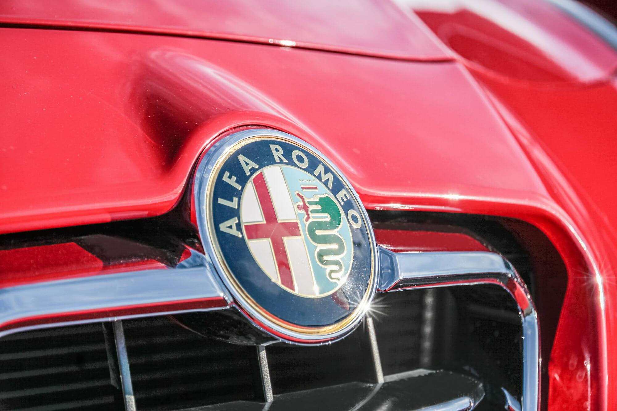 Logotipo rojo de Alfa Romeo