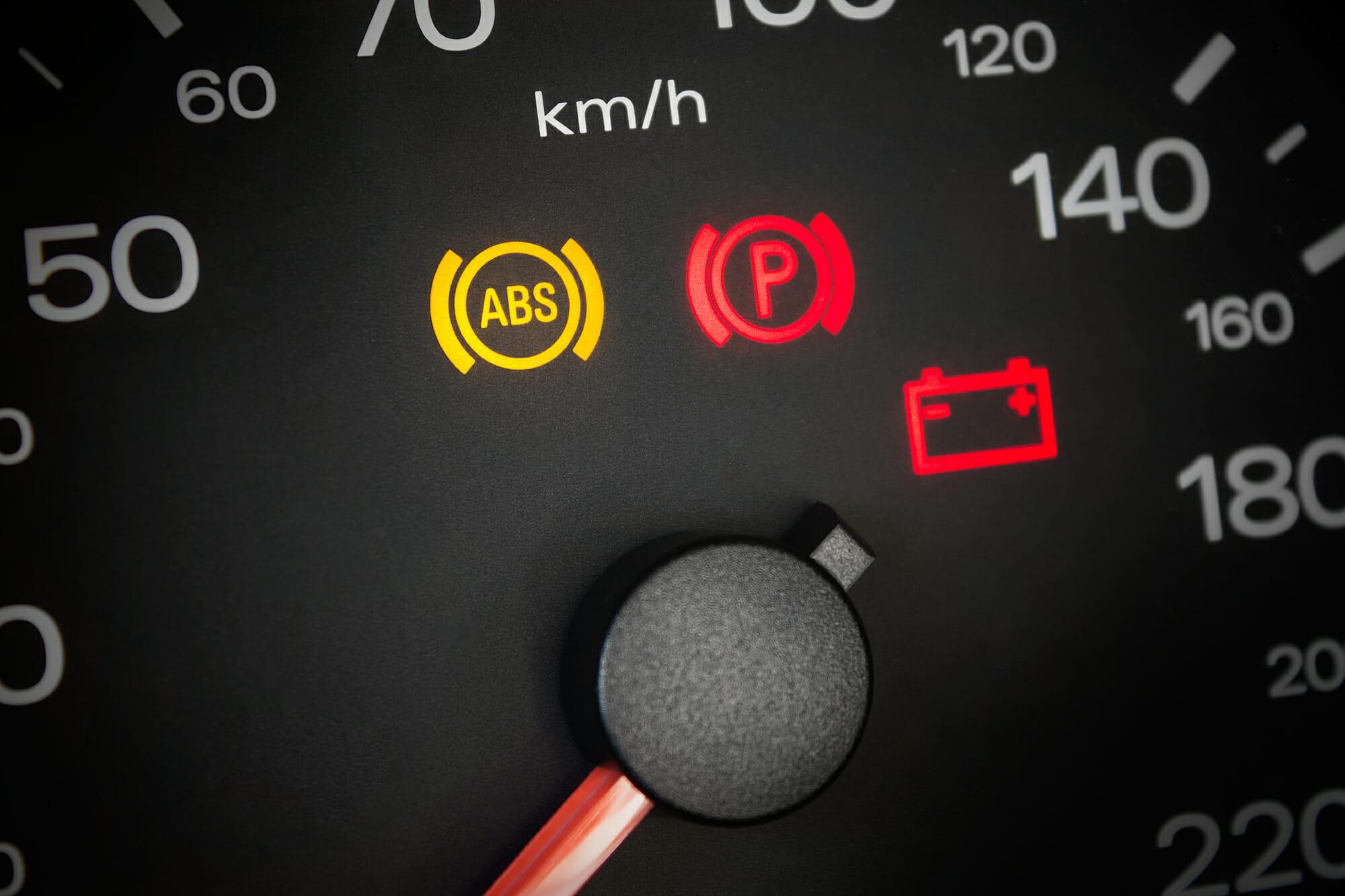 Luz ABS en el tablero del automóvil