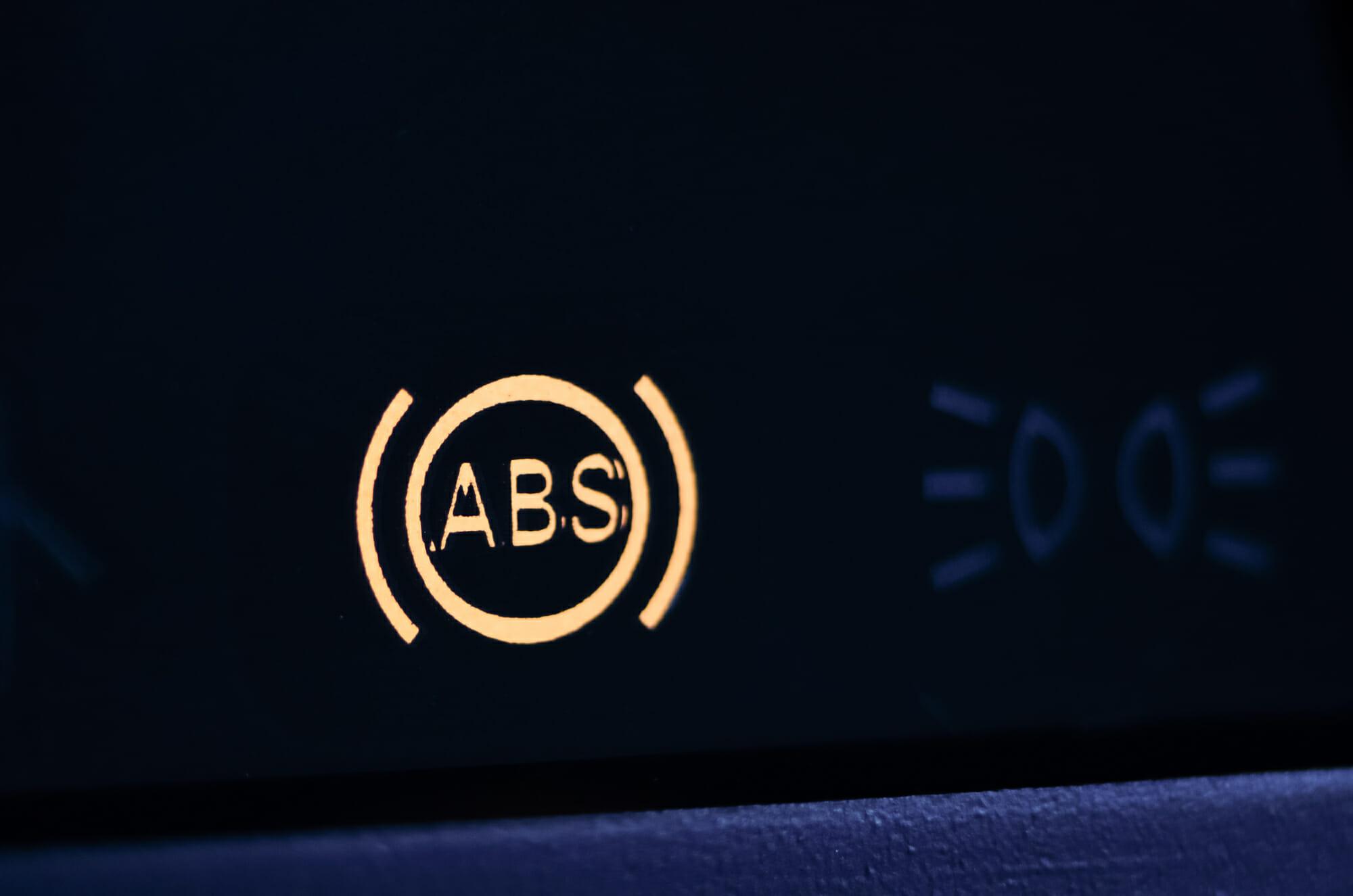 Luz de advertencia de ABS en el tablero