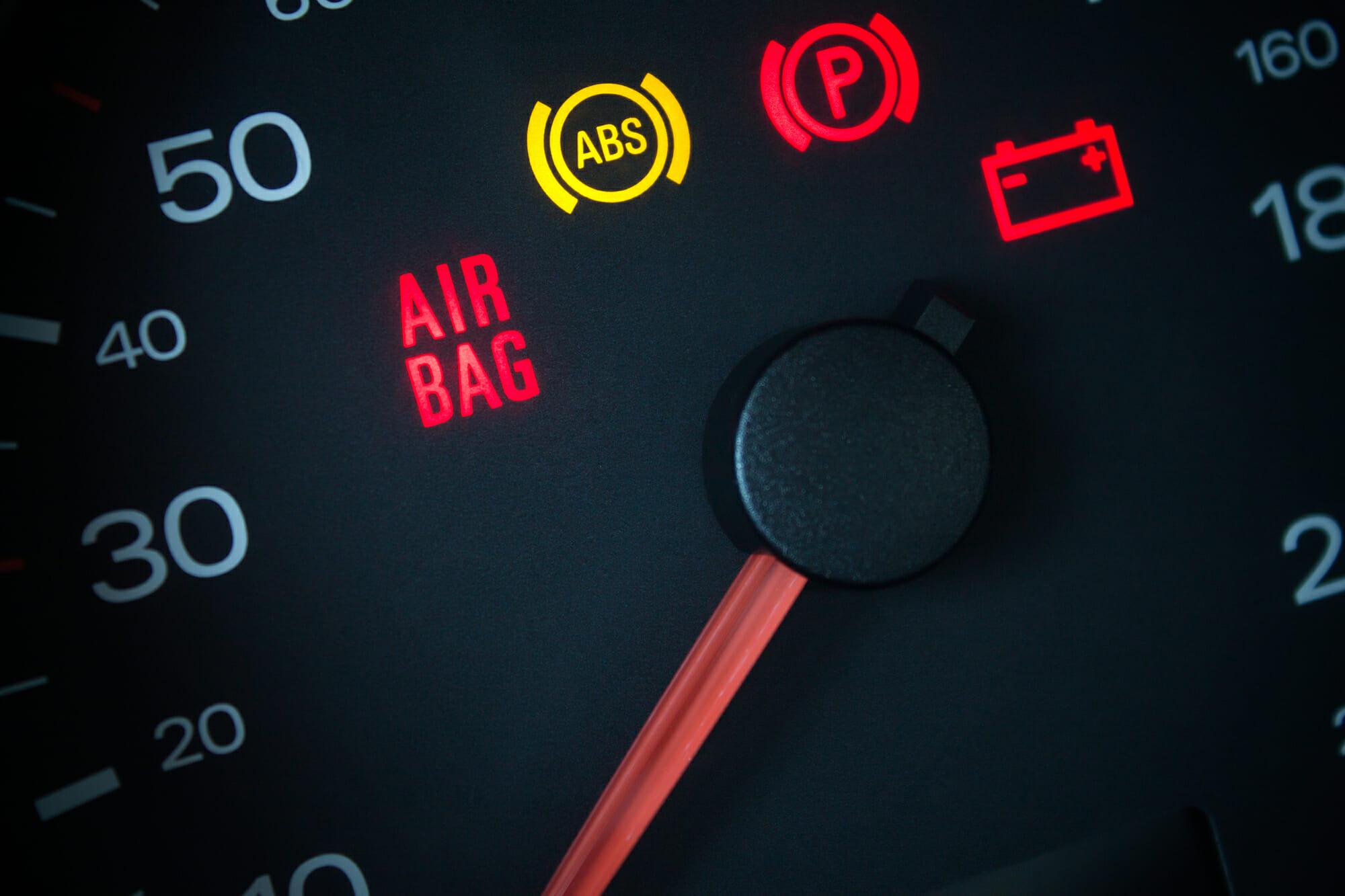 Luz de advertencia de la bolsa de aire del automóvil en el tablero