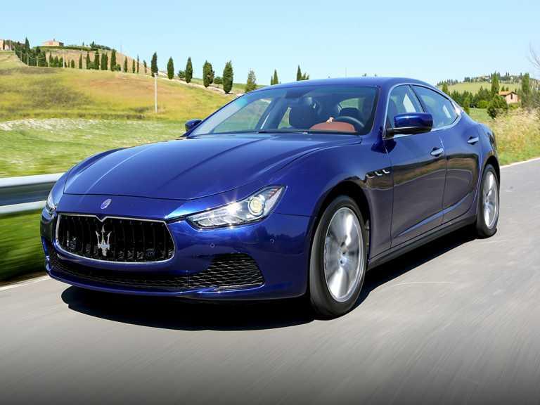 Maserati Ghibli 2020 azul en movimiento