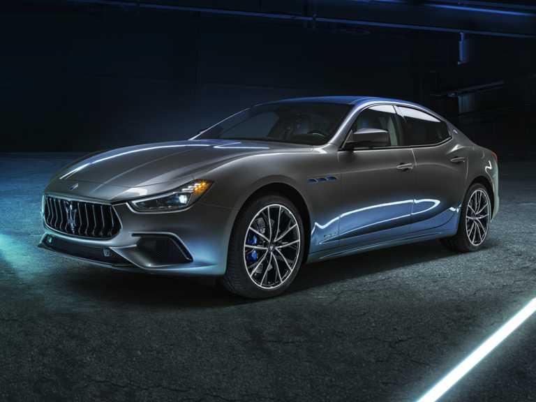 Maserati Ghibli 2021 negro desde el lado del conductor delantero
