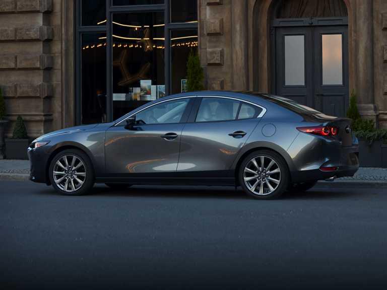 Mazda 2020 3 gris en la calle