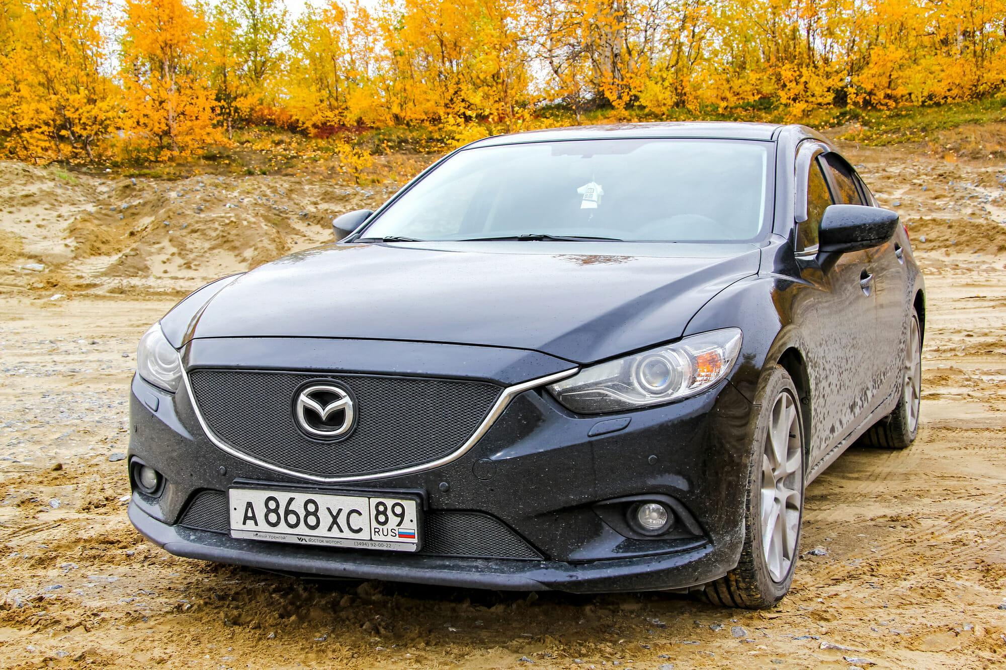 Mazda 6 azul desde el lado del conductor delantero