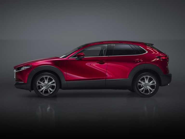 Mazda CX-2020 30 rojo desde el lado del conductor