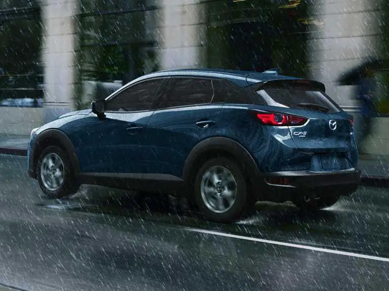Mazda CX-2021 3 azul en movimiento