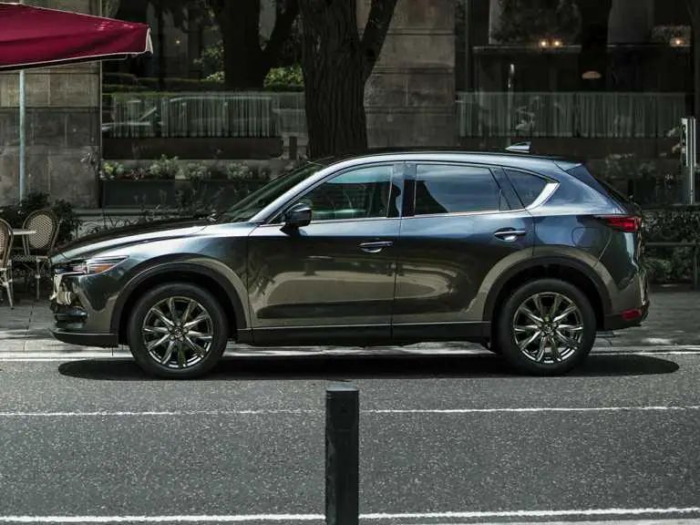 Mazda CX-2021 5 negro desde el lado del conductor