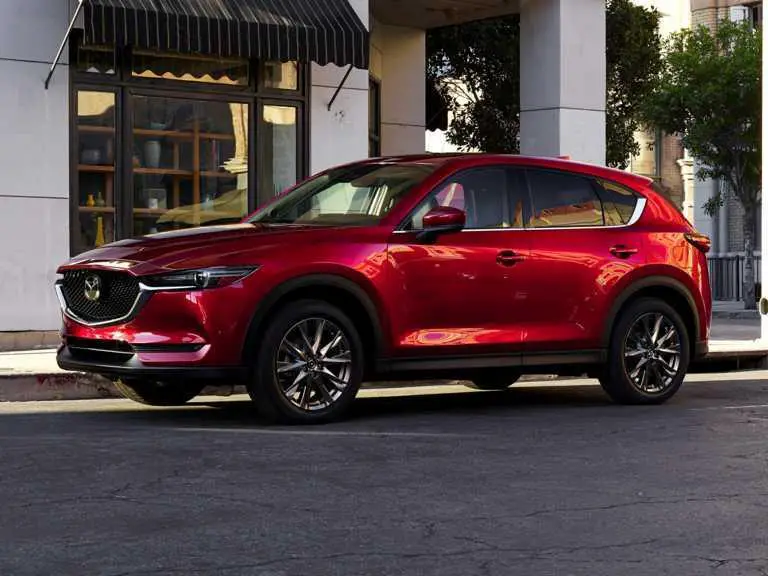 Mazda CX-2021 5 rojo desde el lado del conductor delantero