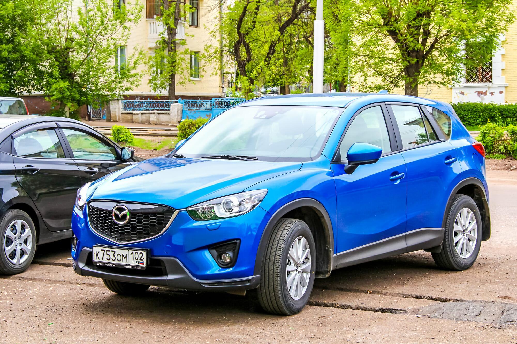 Mazda CX-5 azul desde el lado del conductor delantero