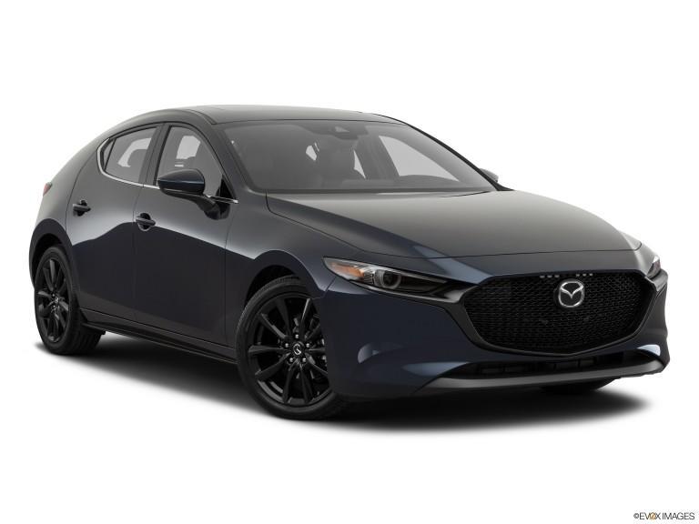 Mazda2020 3 negro con fondo blanco
