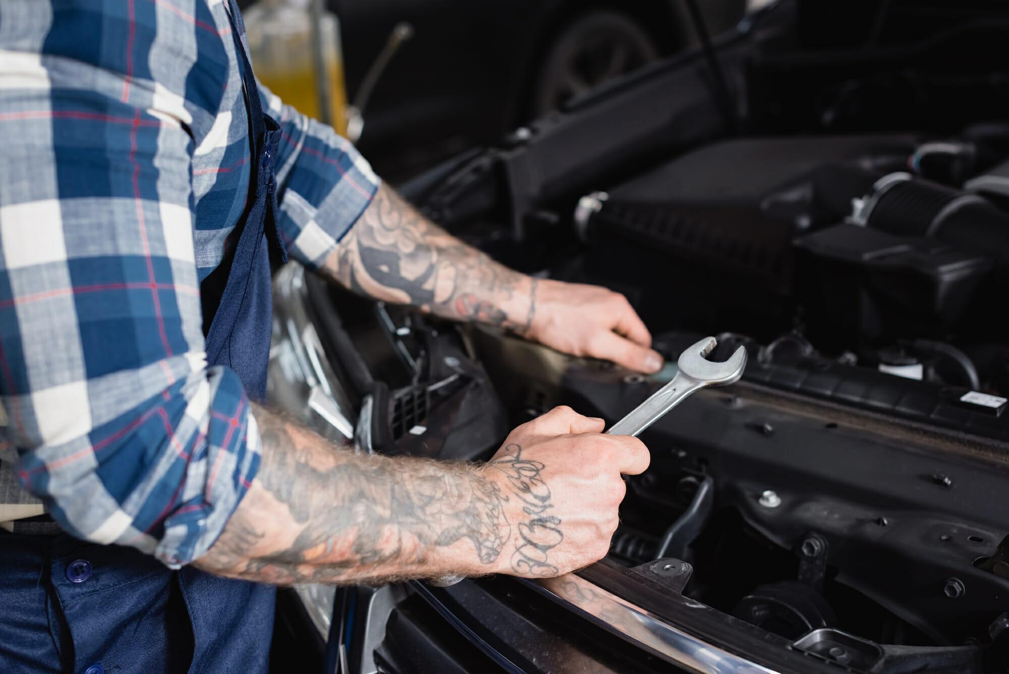 Mecánico De Automóviles Sosteniendo Una Llave Inglesa Cerca Del Motor