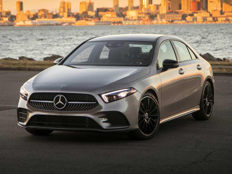 Mercedes-Benz Clase A plateado desde el lado del conductor delantero
