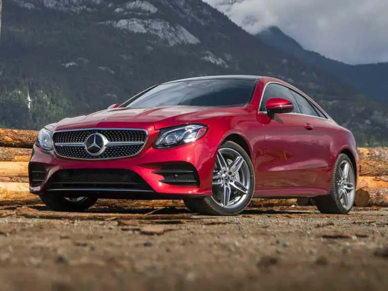 Mercedes-Benz Clase E 2021 rojo desde el lado del conductor delantero