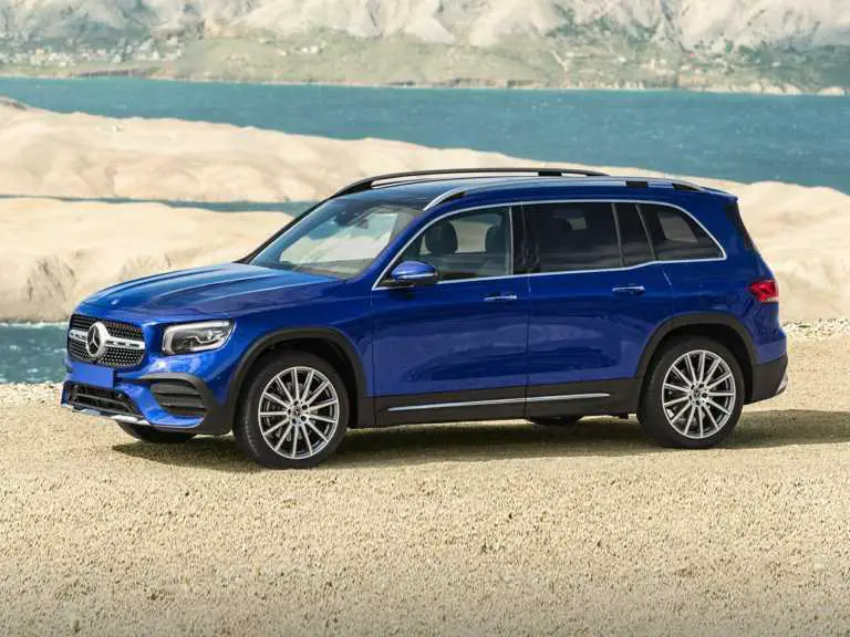 Mercedes-Benz GLB azul desde el lado del conductor