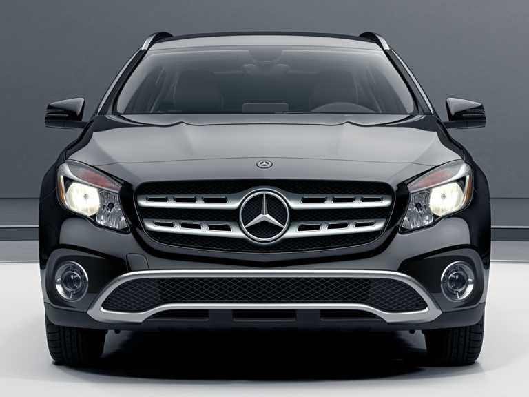 Mercedes GLA negro de delante