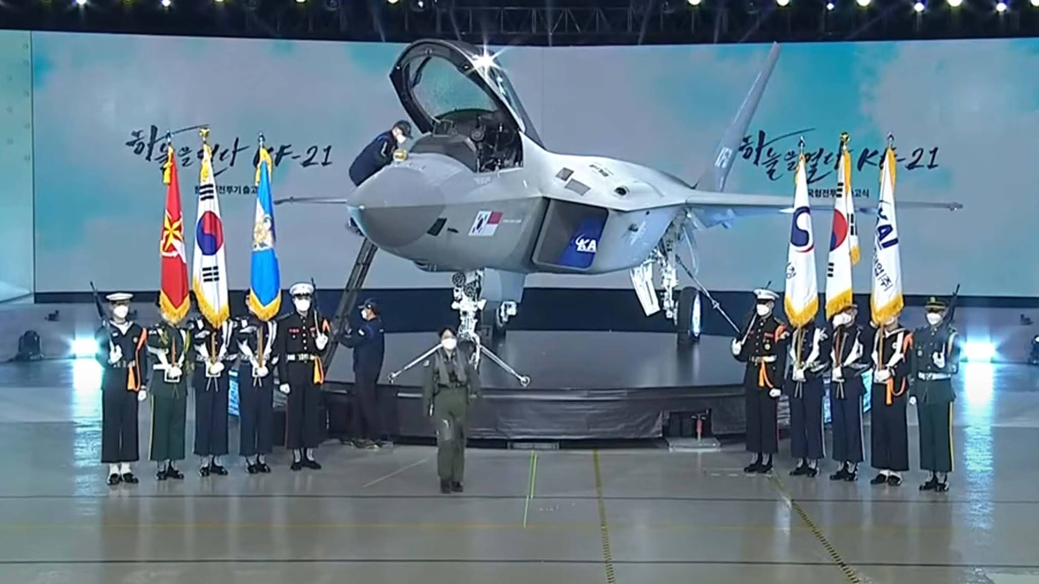 Se presenta el Fighting Hawk, el avión supersónico autóctono KF-2 de Corea del Sur