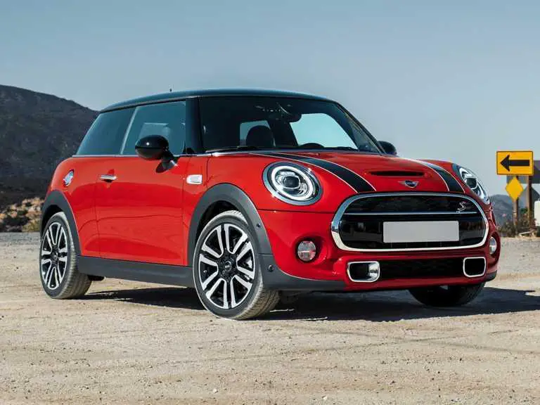 Mini Cooper 2019 rojo desde el lado del pasajero delantero