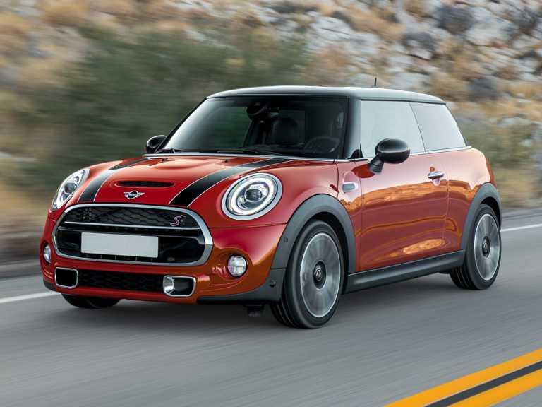 Mini Cooper 2019 rojo en movimiento