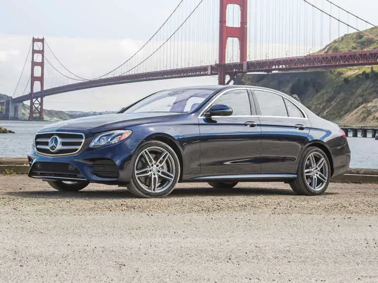 Modelo Mercedes-Benz Clase E azul
