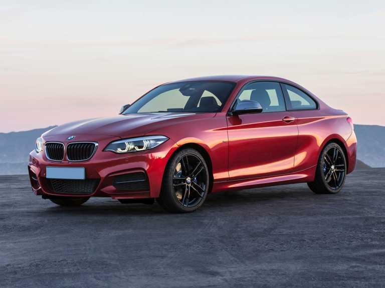 Modelos descapotables BMW: Serie 2 rojo desde el lado del conductor delantero