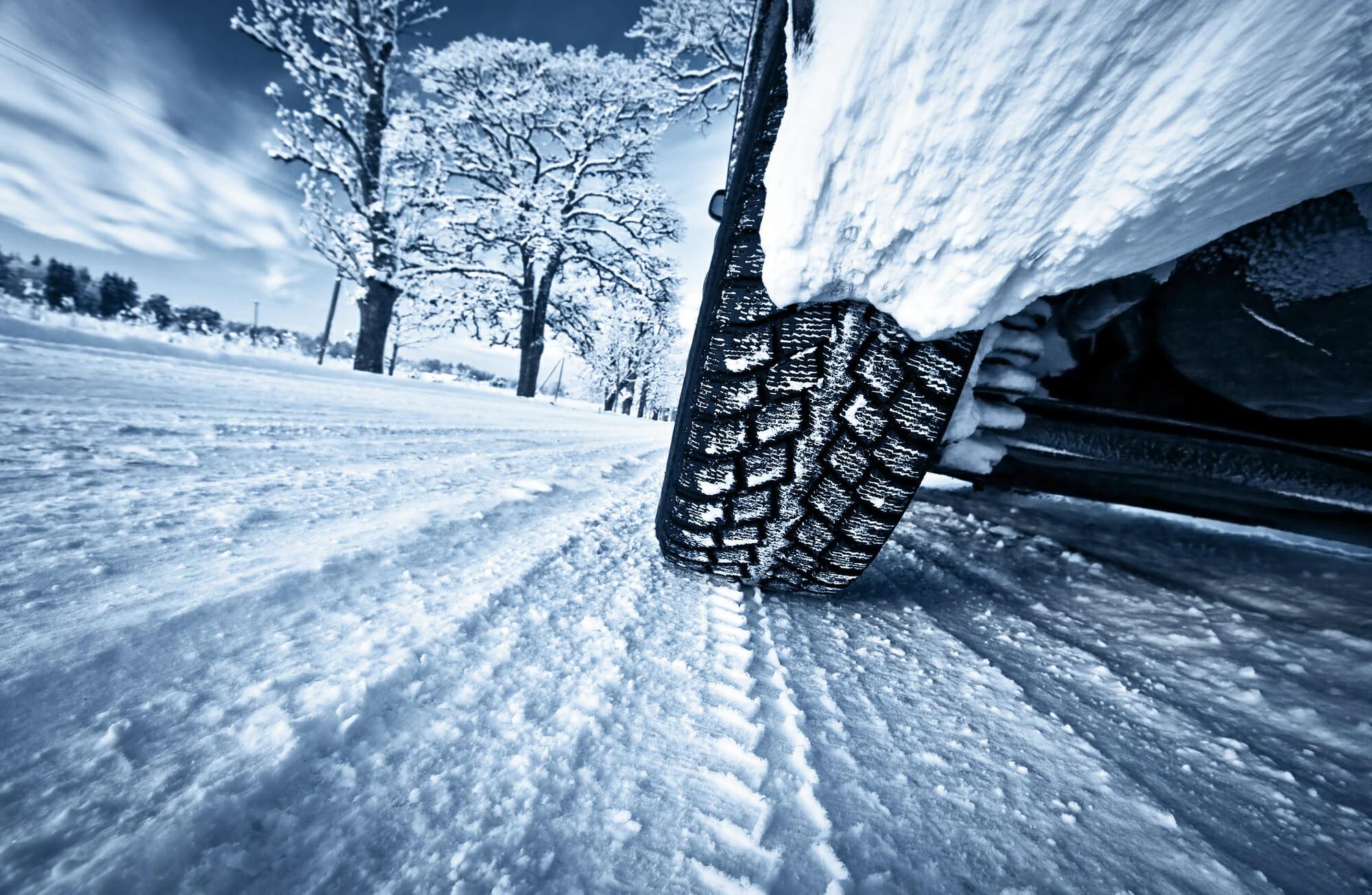 Neumático De Coche En Primer Plano De Nieve