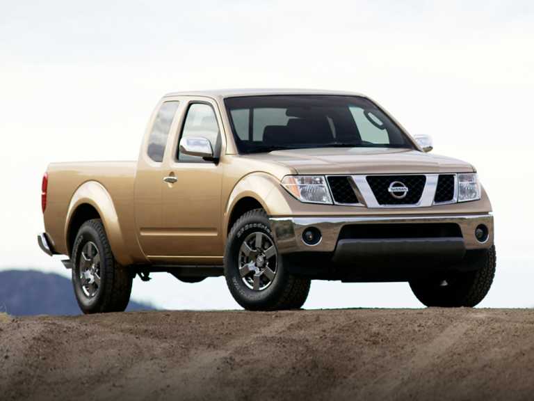Nissan Frontier 2020 dorada desde el lado del pasajero delantero
