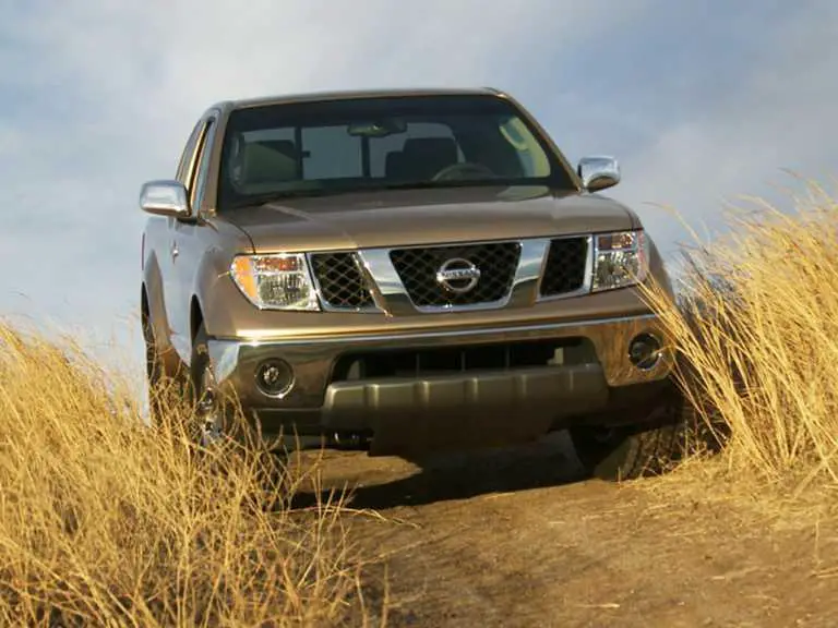Nissan Frontier conduciendo a través de la hierba alta