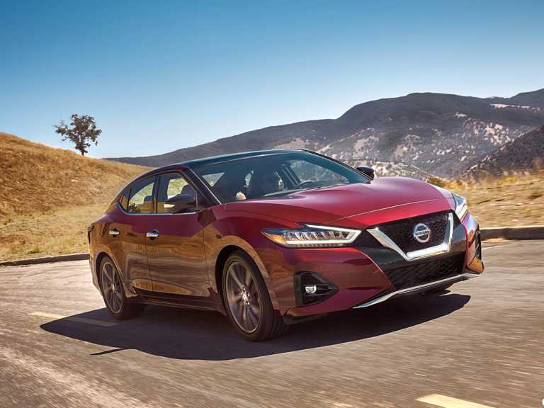 Nissan Maxima 2020 en movimiento rojo