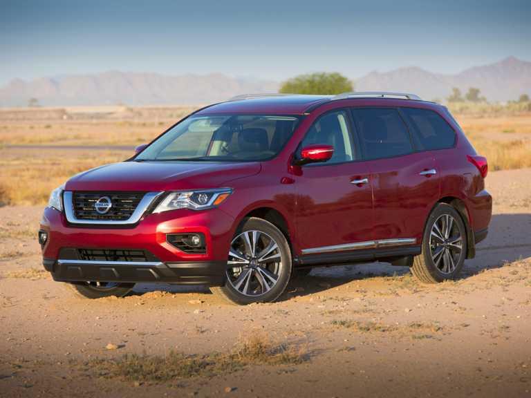 Nissan Pathfinder 2017 rojo desde el lado del conductor delantero