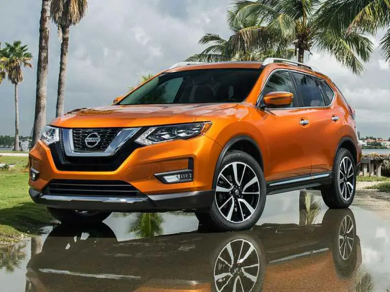 Nissan Rogue 2017 naranja desde el lado del conductor delantero